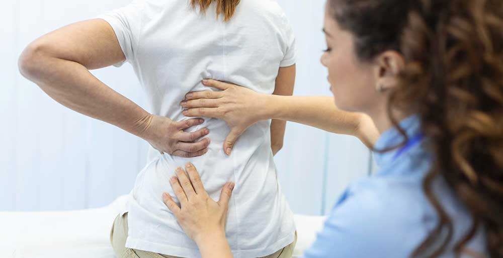Osteoporoza afectează de obicei mai mult femeile comparativ cu bărbații datorită diferențelor fiziologice, nutriționale și hormonale.