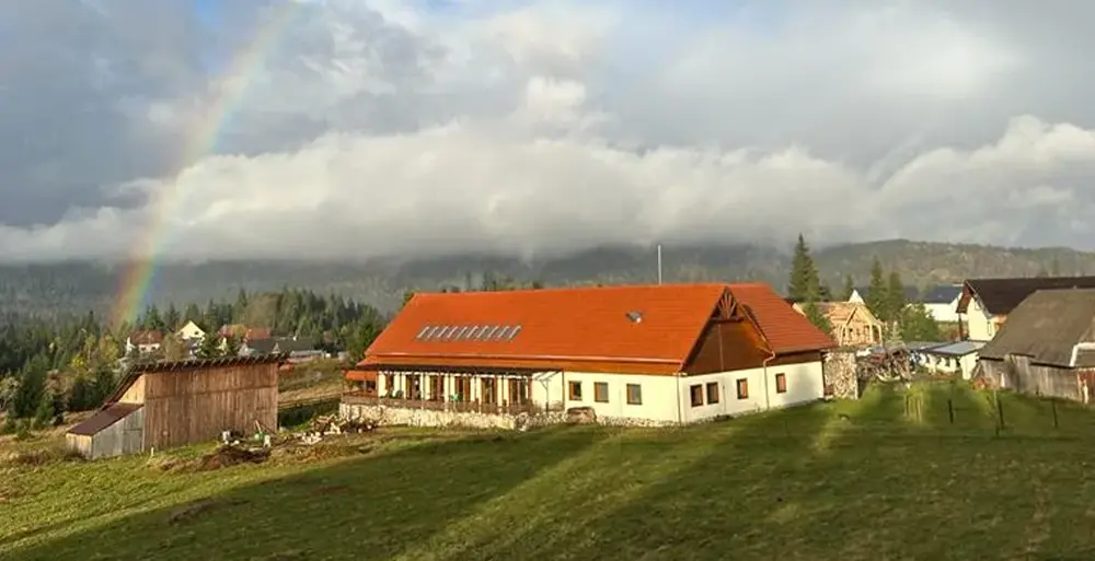 Vacanța cu un scop este potrivită pentru cei care care își doresc să descopere cum se pot vindeca urmând un principiu simplu: să fim OAMENI (O=odihnă, A=alimentație, M=mișcare, E=educație, N=natură, I=implicare).