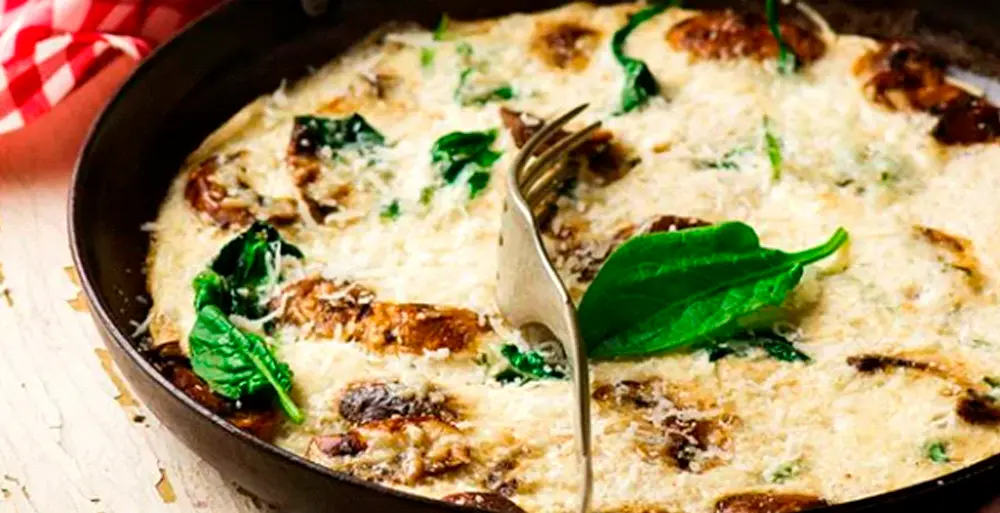 Omleta din albuşuri cu legume este o omletă dietetică, pufoasă, gustoasă, bogată în nutrienți şi ajuta procesele metabolice, activitatea tractului digestiv și imunitatea.