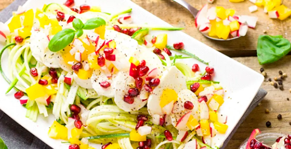 Se pot folosi în această salată crocantă cu ou și rodie frunze de salată la alegere (salată verde, rucola,baby spanac) pentru un preparat ușor, hrănitor, ideal în curele de slăbire, perfect pentru prânz sau cină.