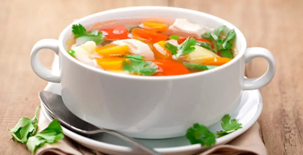 Supa de pui cu legume are potasiu, fier, fosfor, magneziu și zinc. Vitaminele de tip B au rol benefic asupra proceselor metabolice, sistemului nervos, țesuturilor gingiilor, unghiilor și ale pielii.