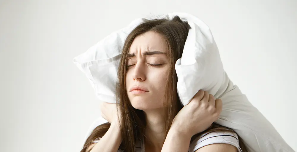 Insomnia poate fi şi consecinţa unui număr mare de cauze fizice: artrită, astm, probleme de respiraţie, hipoglicemia, hipertiroidismul, indigestie, boli de inimă sau rinichi, dureri musculare sau fizice.